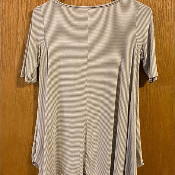 ☀️3 for $24☀️American Eagle Outfitters Stretchy Shirt, size XS. (S43) - Picture 2 of 4